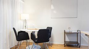 room-https://storage.googleapis.com/yta-storage/file_uploads/image/serviced_office_room/2021-04-12/Rum434-435%281%29.jpg-1